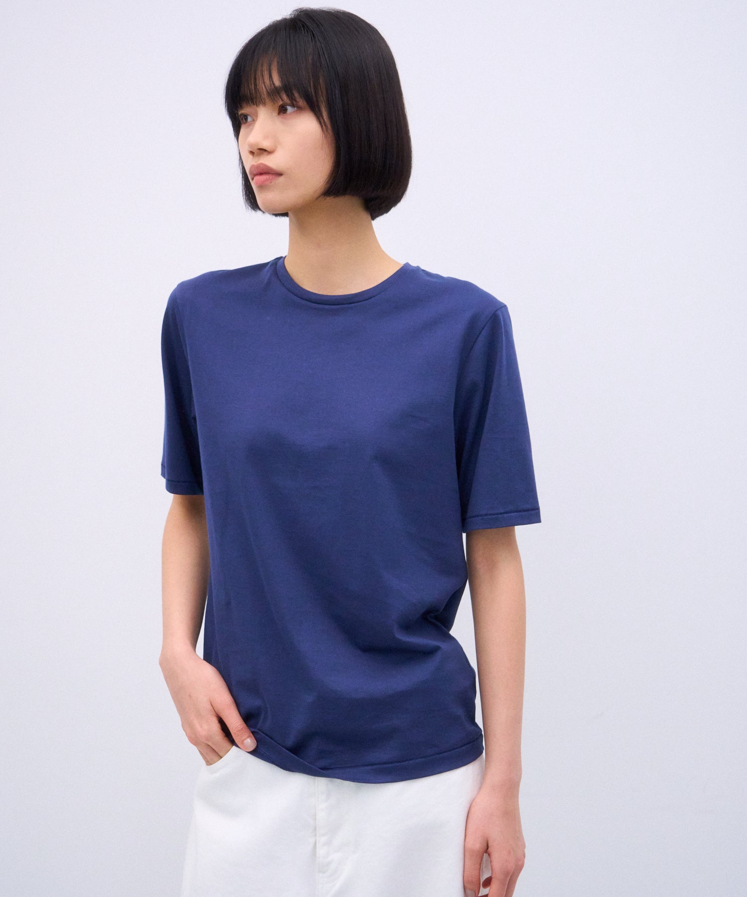 ATON スビンコットンのパーフェクトフィットTシャツを着た人物