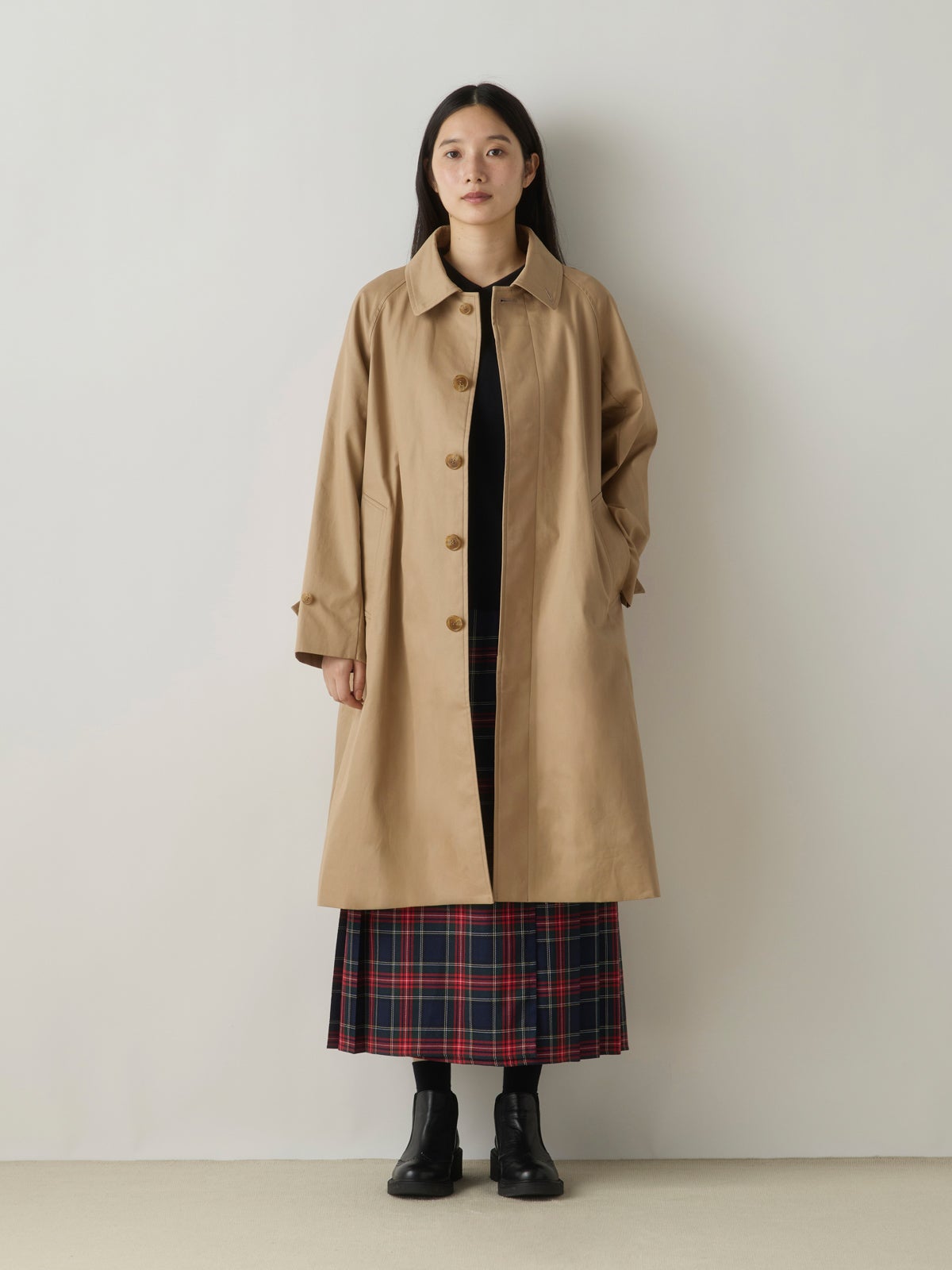 MidiUmi ステンカラーコートを着た人物