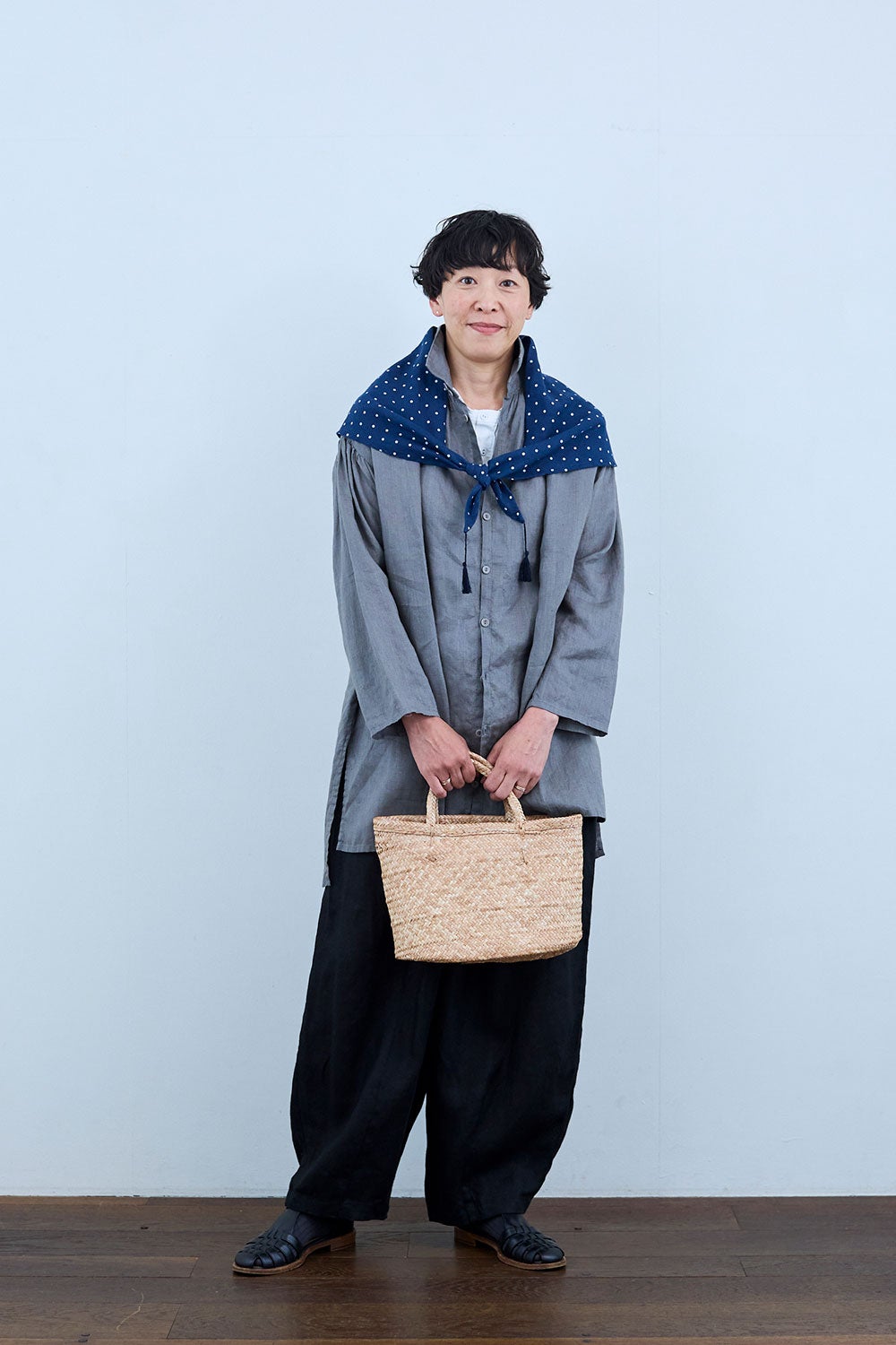 フォグリネンワーク オリバー ロングシャツを着た人物