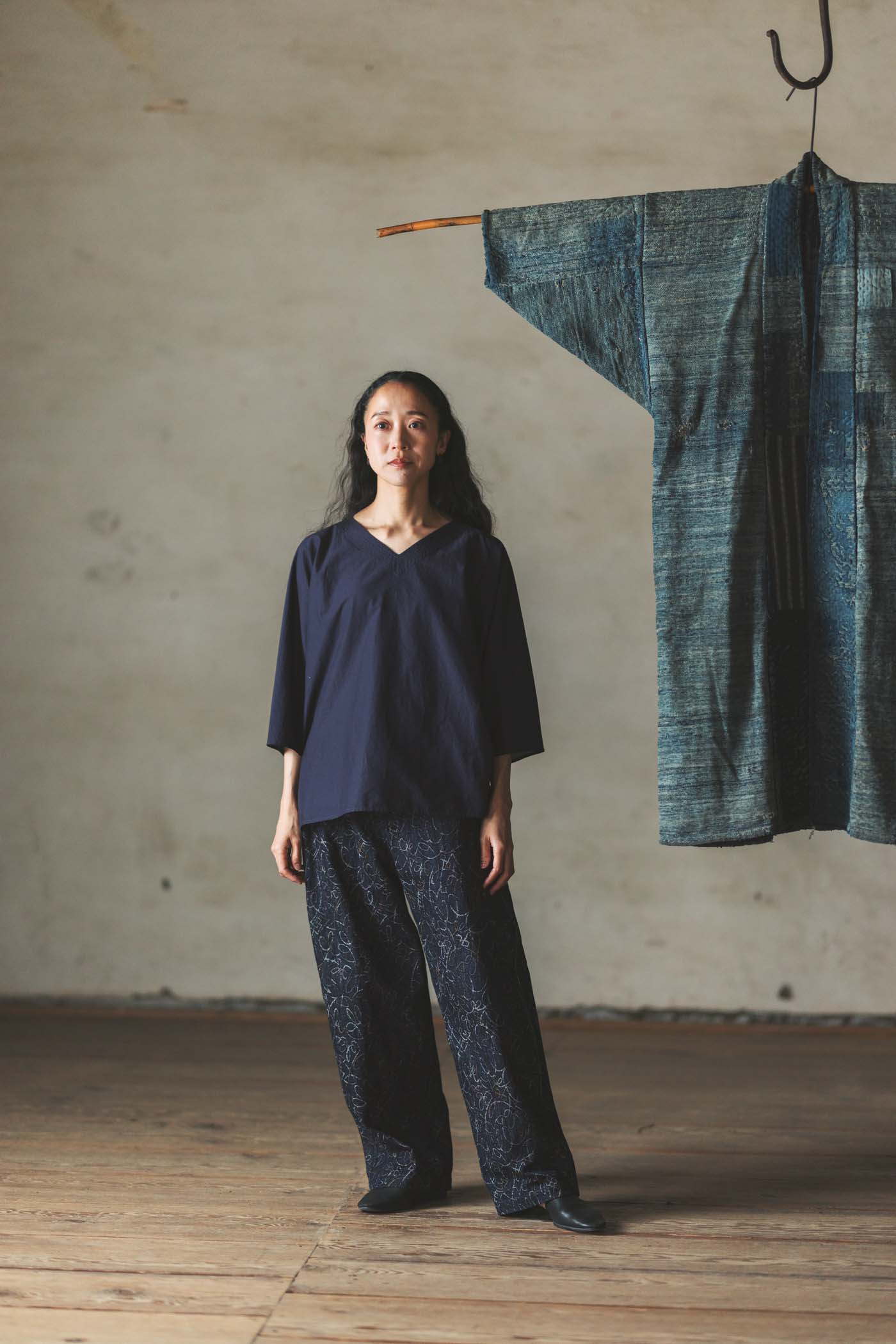 ババグーリ 藍染めの生地を使ったコレクションの一場面