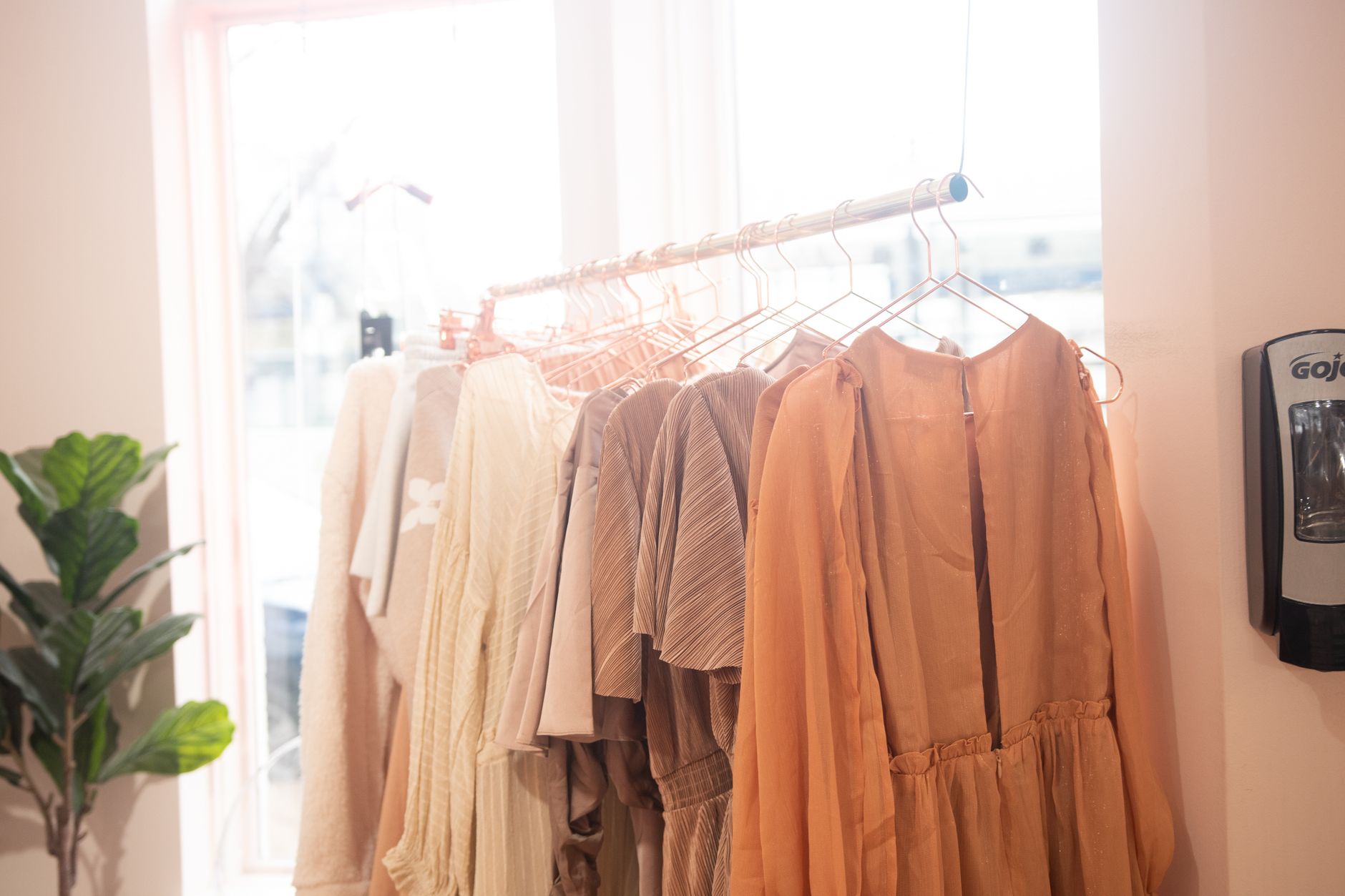 ラックに掛けられた秋らしい色の服