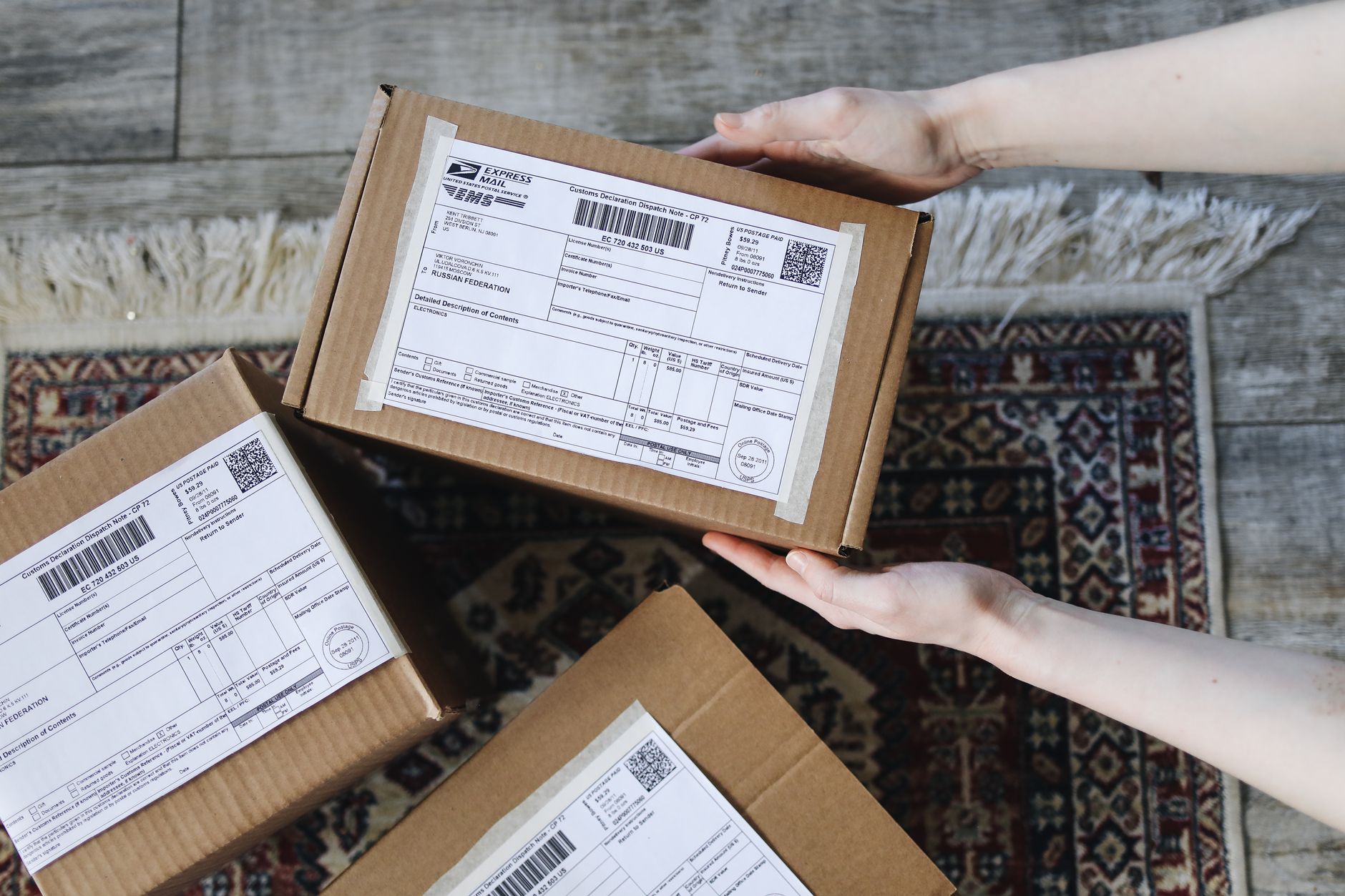 荷物の箱を手渡す様子