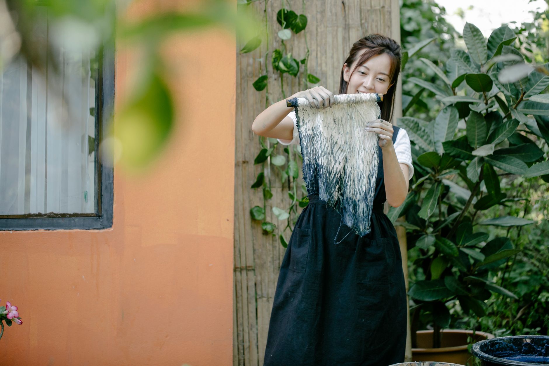 植物染めで色付けした布を持つ様子