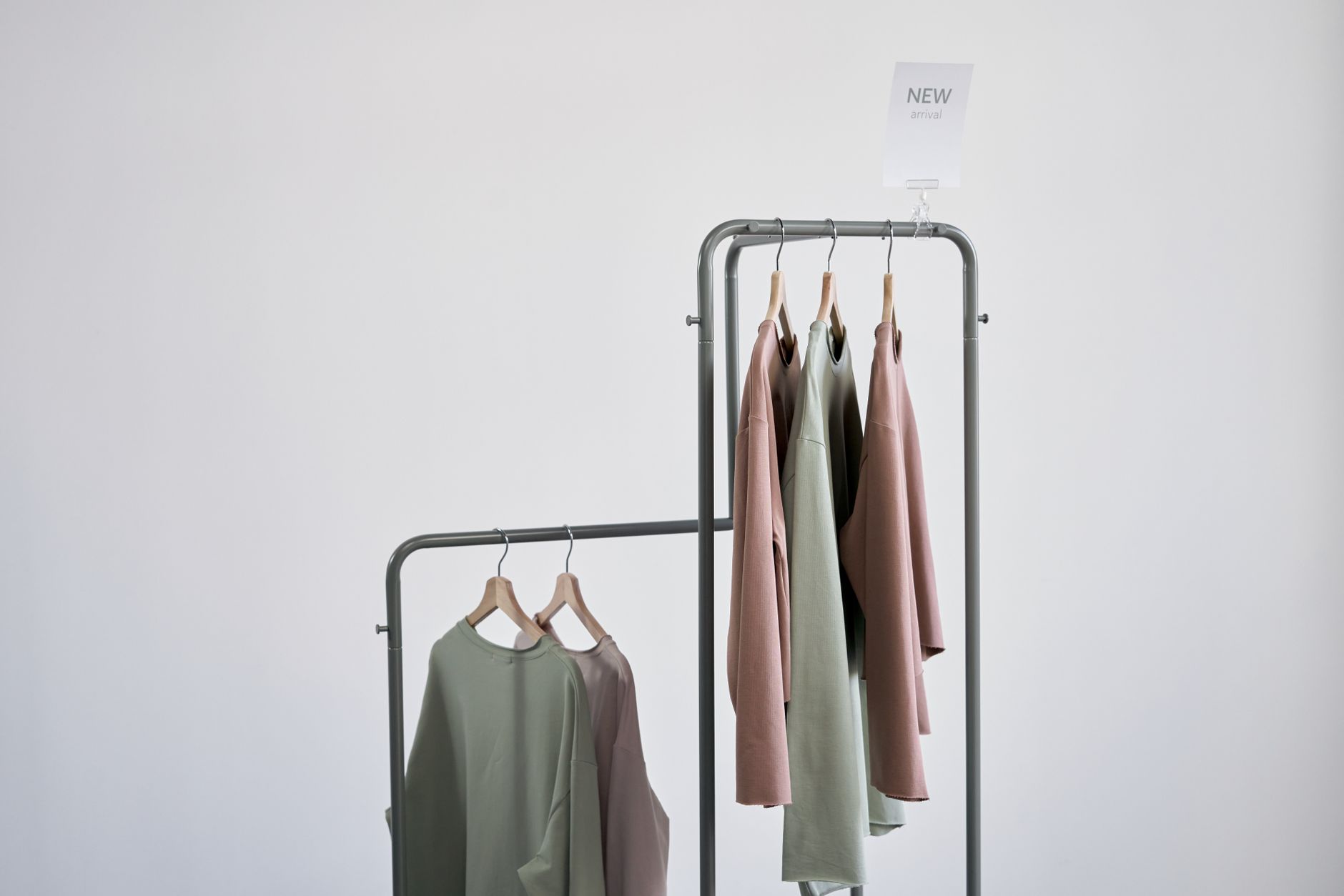 新作の洋服が並ぶラック