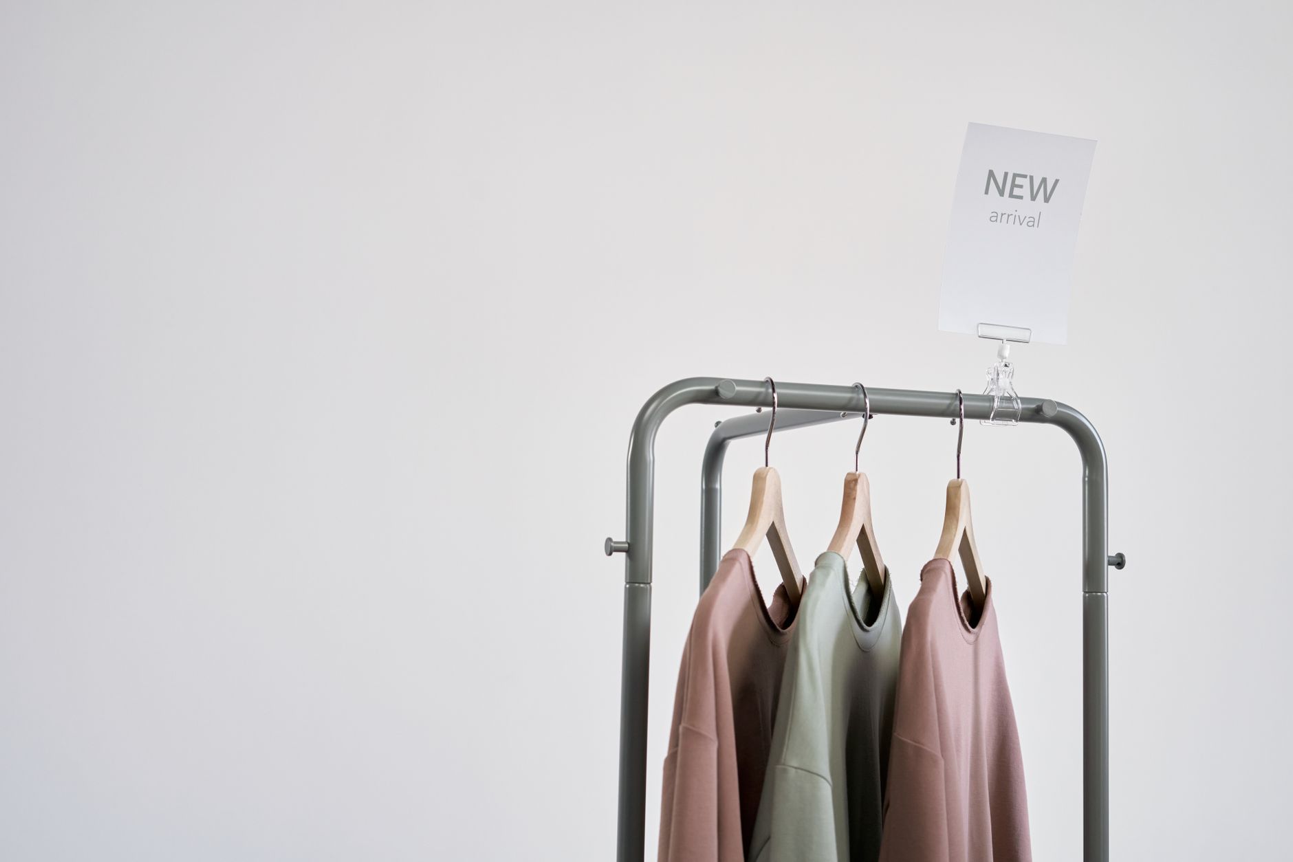 NEW ARRIVALの札がかかった洋服ラック