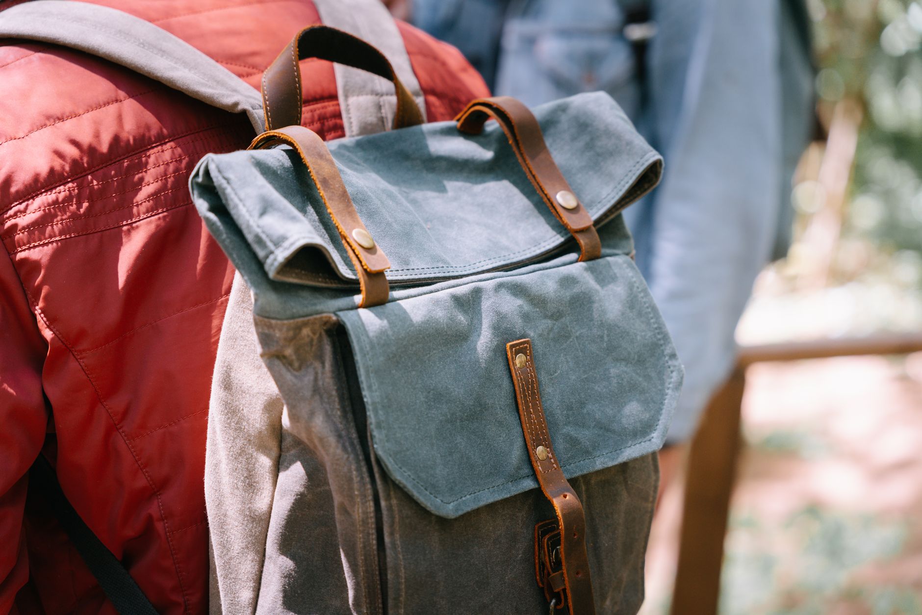 キャンバス地のバックパックを背負う後ろ姿
