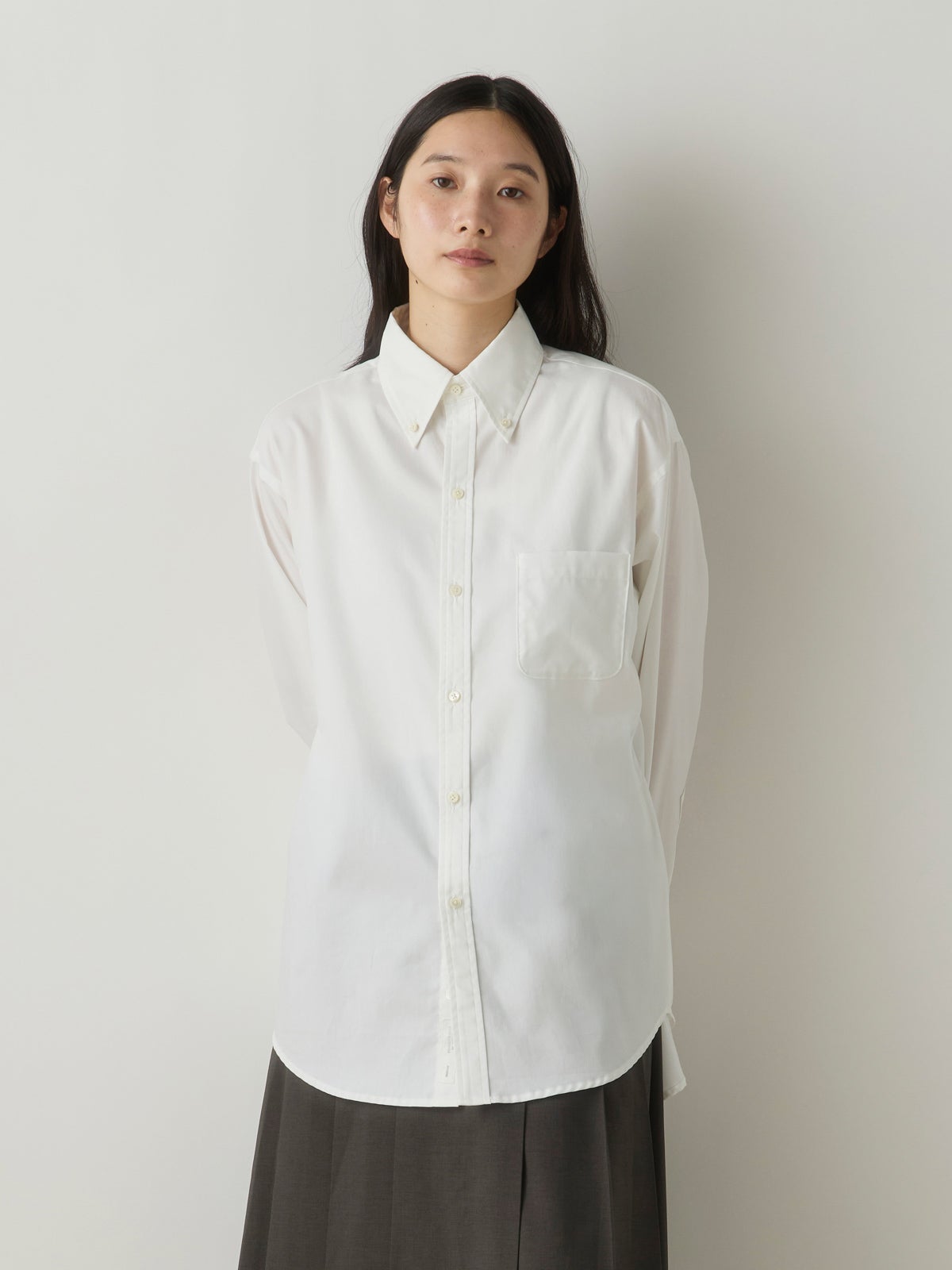 MidiUmi オックスフォードボタンダウンシャツを着た人物