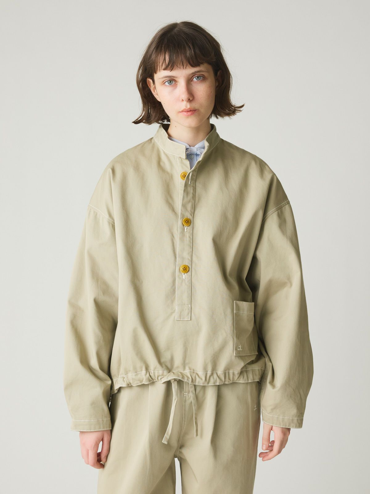 MidiUmi SOILシリーズのシャツプルオーバーを着た人物