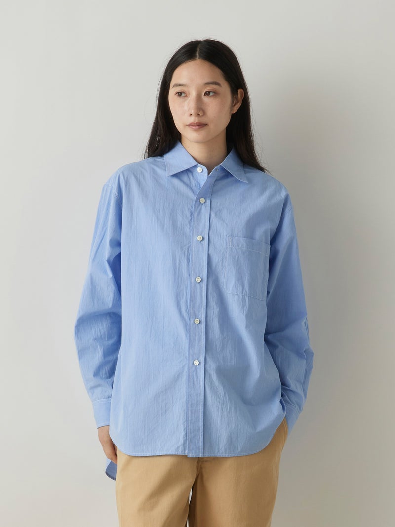 MidiUmi ワイドワークシャツを着た人物
